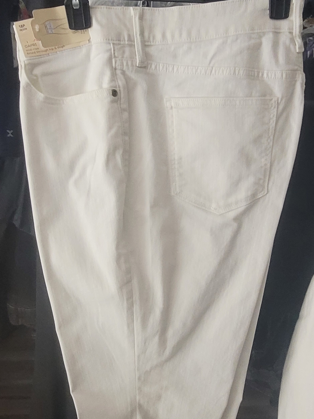 Women's Relaxed White Stretch Capri Jeans - Classic Casual Fit